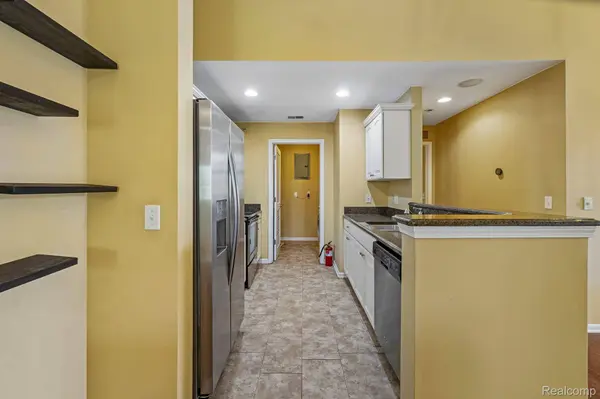 7821 Ambassador DR, Shelby Charter Township, MI 48316
