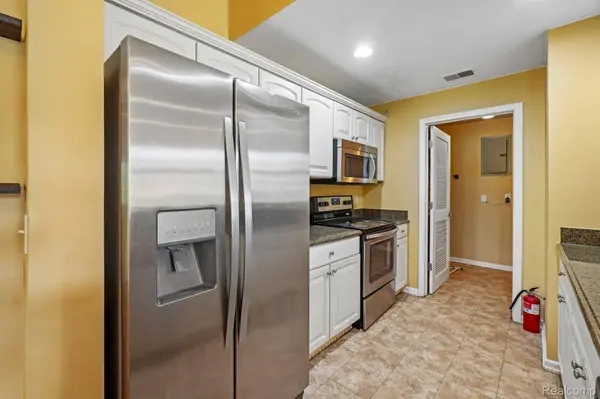7821 Ambassador DR, Shelby Charter Township, MI 48316