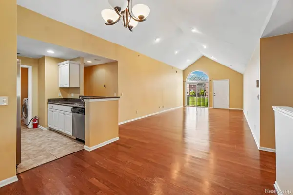 7821 Ambassador DR, Shelby Charter Township, MI 48316