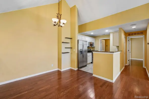 7821 Ambassador DR, Shelby Charter Township, MI 48316