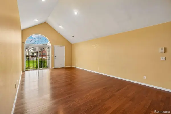 7821 Ambassador DR, Shelby Charter Township, MI 48316