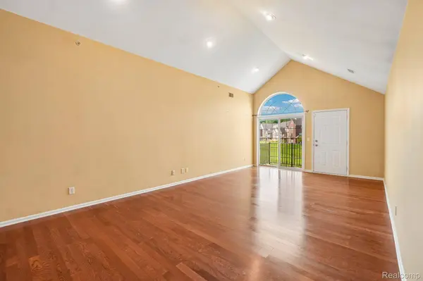7821 Ambassador DR, Shelby Charter Township, MI 48316
