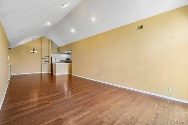 7821 Ambassador DR, Shelby Charter Township, MI 48316