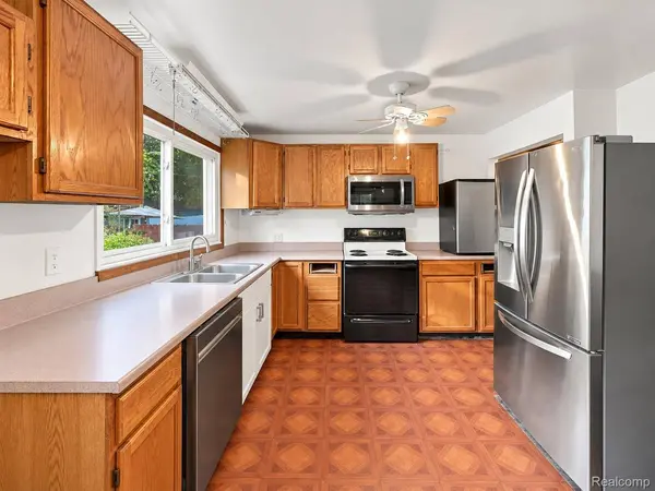 751 E Hazelhurst ST, Fenton, MI 48220