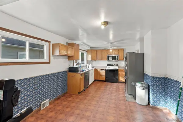 751 E Hazelhurst ST, Fenton, MI 48220
