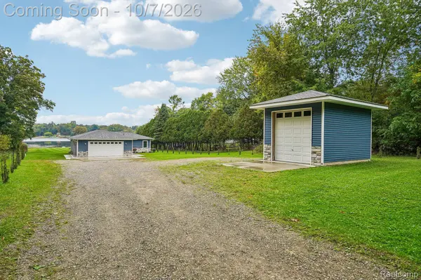 670 Driscoll DR, Oakland Charter Township, MI 48363