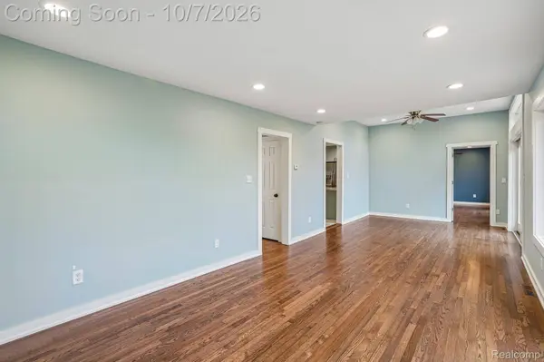 670 Driscoll DR, Oakland Charter Township, MI 48363
