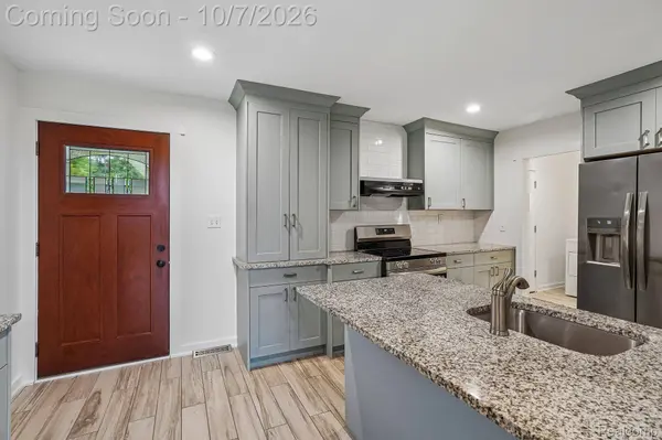 670 Driscoll DR, Oakland Charter Township, MI 48363