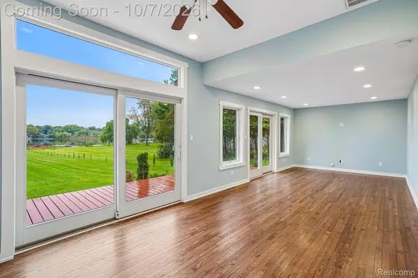 670 Driscoll DR, Oakland Charter Township, MI 48363