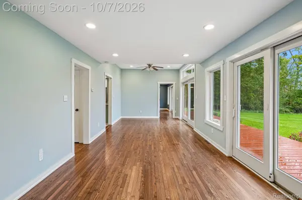 670 Driscoll DR, Oakland Charter Township, MI 48363