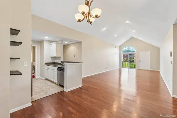 7821 Ambassador DR, Shelby Charter Township, MI 48316