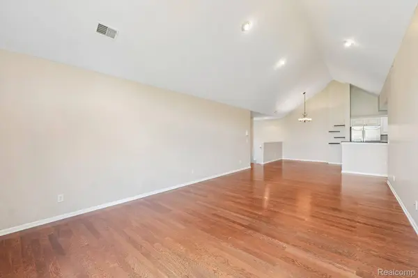 7821 Ambassador DR, Shelby Charter Township, MI 48316