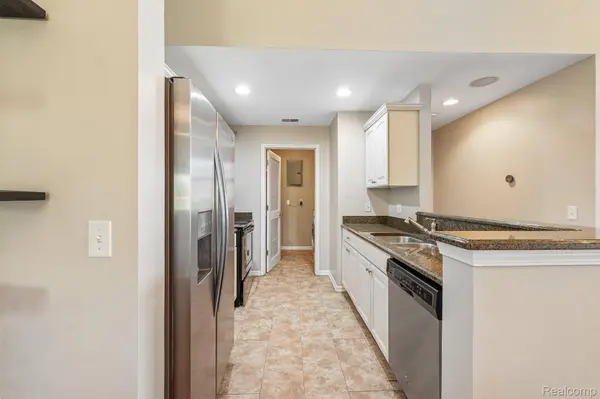 7821 Ambassador DR, Shelby Charter Township, MI 48316