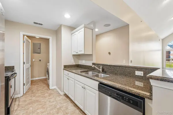 7821 Ambassador DR, Shelby Charter Township, MI 48316