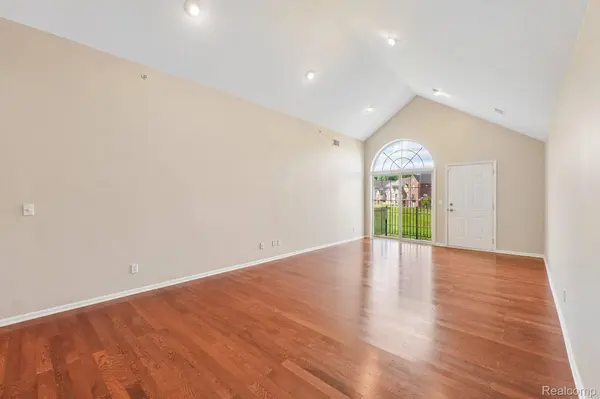 7821 Ambassador DR, Shelby Charter Township, MI 48316