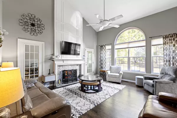 302 E Columbine LN, Westfield, IN 46074