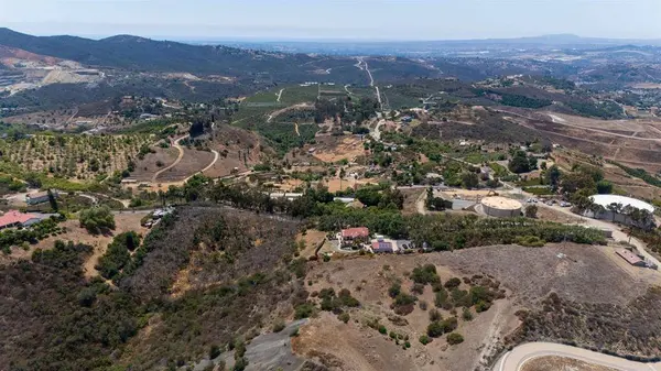 3829 Silverleaf Ln, Vista, CA 92084
