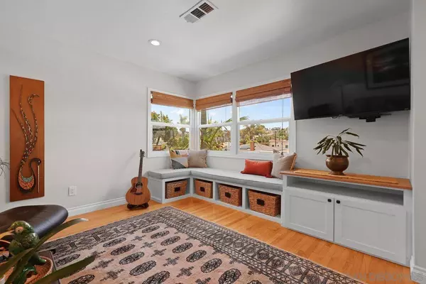 1855 Capistrano St, San Diego, CA 92106