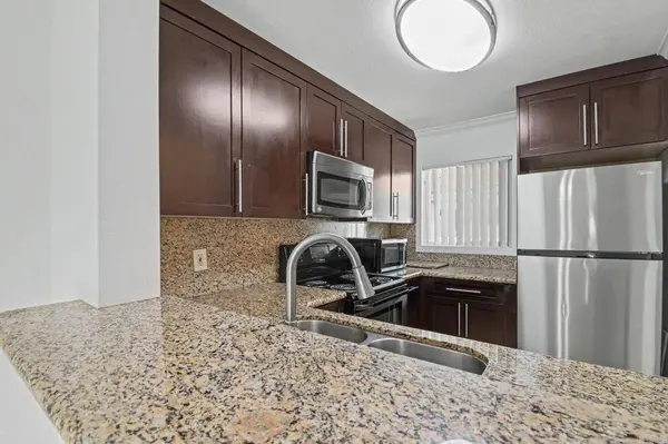 7405 Charmant Dr #2022, University City, CA 92122