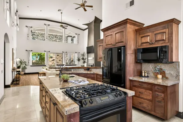 8022 Wesley Rd, Joshua Tree, CA 92252-3056