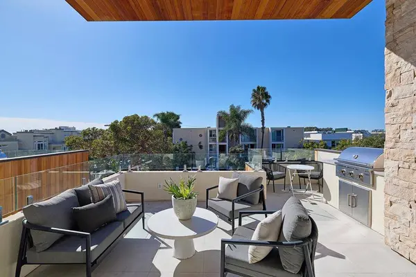 3905 Haines, San Diego, CA 92109