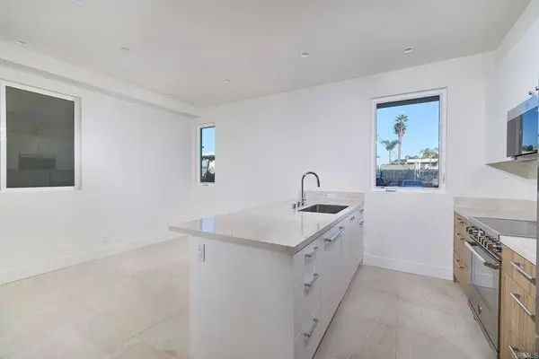 3903 Haines, San Diego, CA 92109