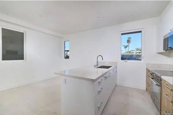 3903 Haines, San Diego, CA 92109