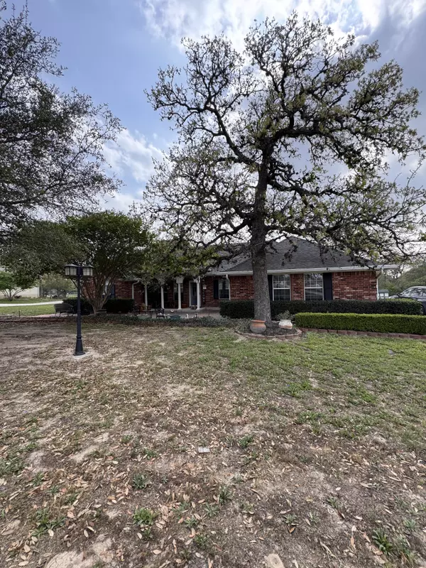 1253 Hillside Oaks Dr, La Vernia, TX 78121-4734