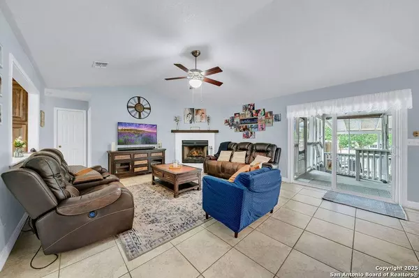 1253 Hillside Oaks, La Vernia, TX 78121