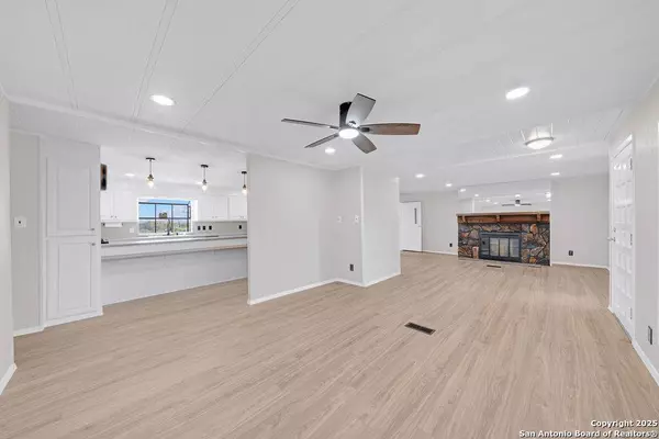 609 County Road 301, Floresville, TX 78114