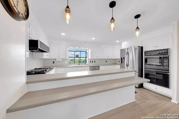 609 County Road 301, Floresville, TX 78114