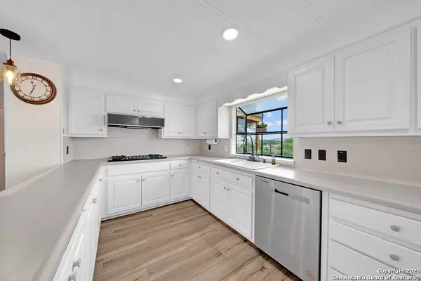 609 County Road 301, Floresville, TX 78114