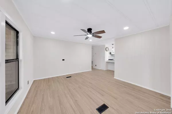 609 County Road 301, Floresville, TX 78114