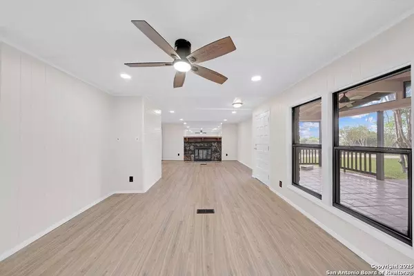 609 County Road 301, Floresville, TX 78114