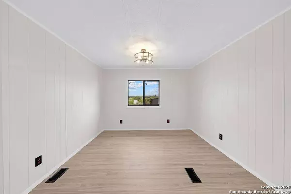 609 County Road 301, Floresville, TX 78114