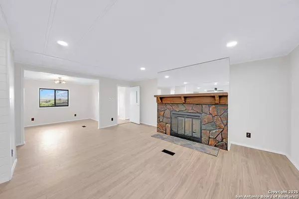 609 County Road 301, Floresville, TX 78114