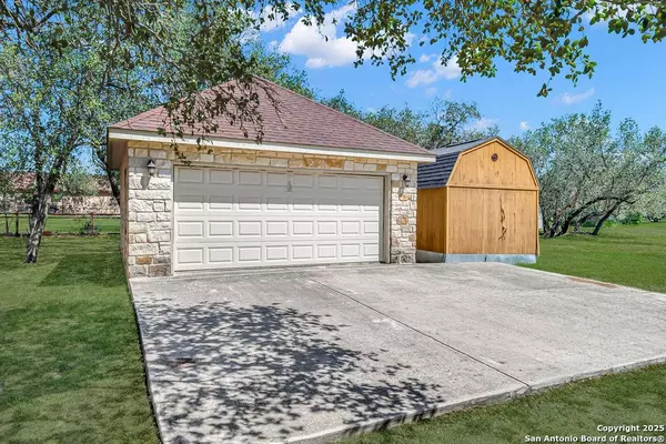 108 medora branch, Floresville, TX 78114