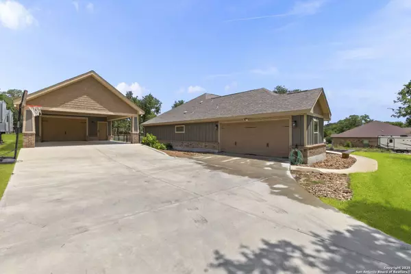 207 Champions, La Vernia, TX 78121