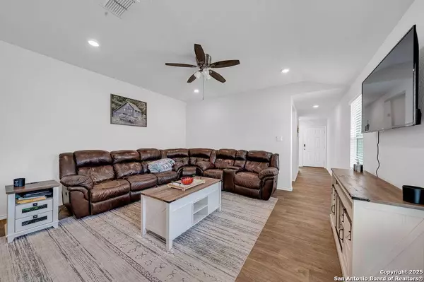 489 middle green, Floresville, TX 78114