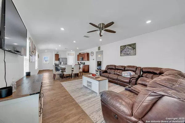 489 middle green, Floresville, TX 78114