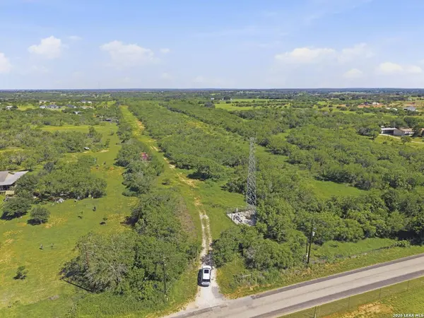00 CR 329, Floresville, TX 78114
