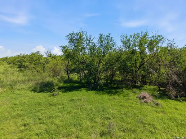 00 CR 329, Floresville, TX 78114