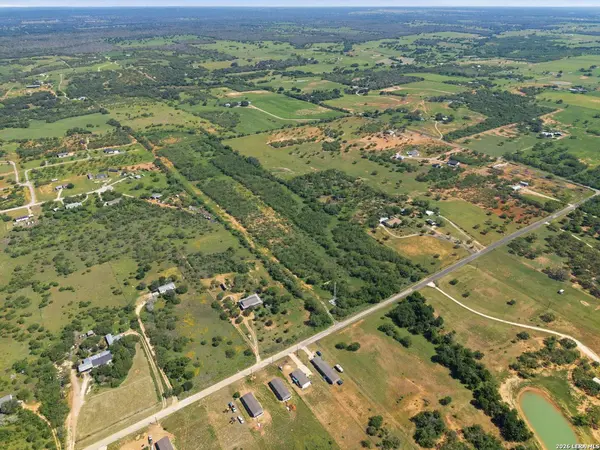 00 CR 329, Floresville, TX 78114