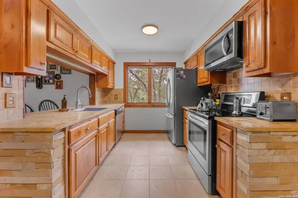 208 Oak Bend Dr, La Vernia, TX 78121