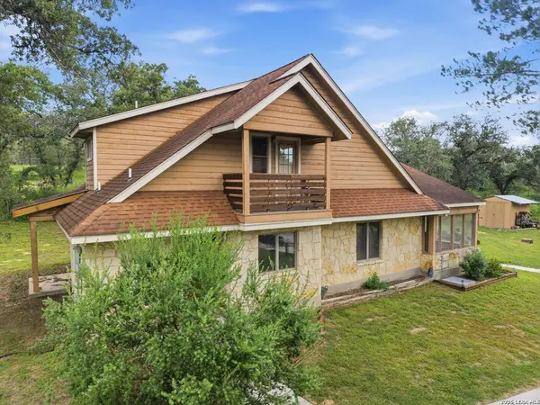 208 Oak Bend Dr, La Vernia, TX 78121