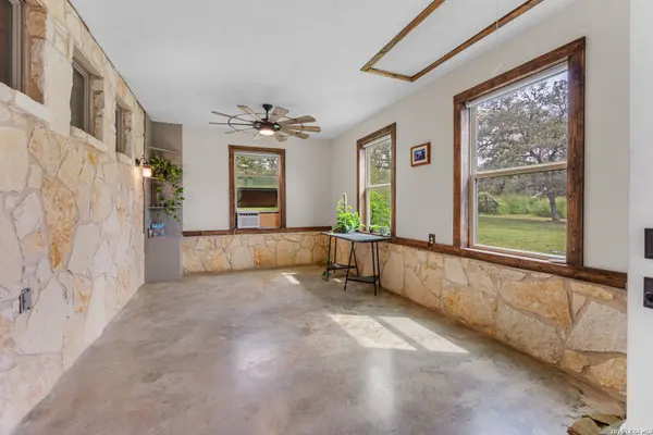 208 Oak Bend Dr, La Vernia, TX 78121