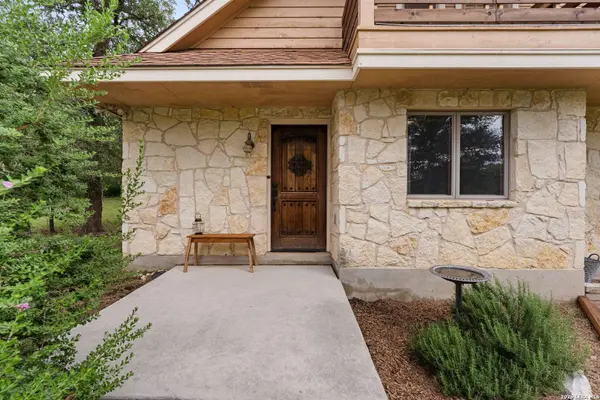 208 Oak Bend Dr, La Vernia, TX 78121