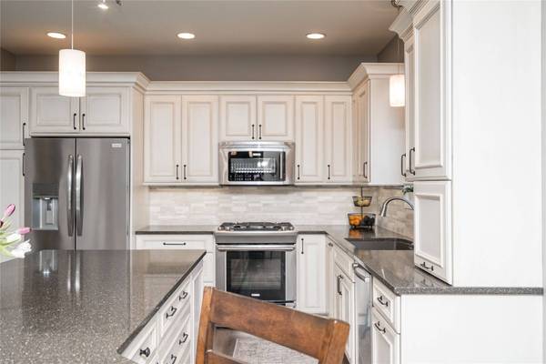 9823 Hickory Drive, Urbandale, IA 50322