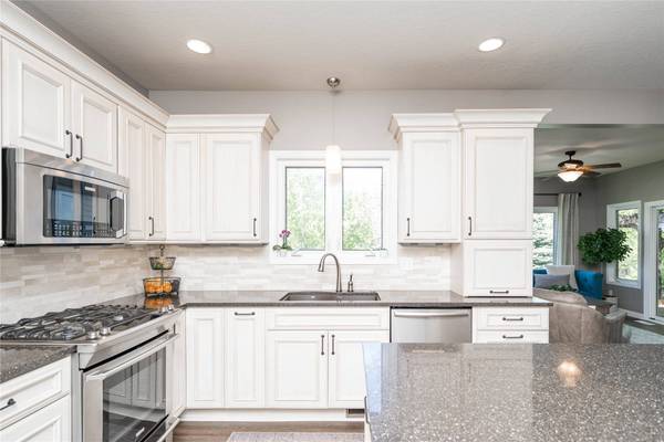 9823 Hickory Drive, Urbandale, IA 50322