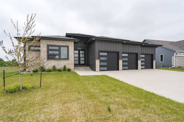 1216 NW Arbor Court, Ankeny, IA 50023
